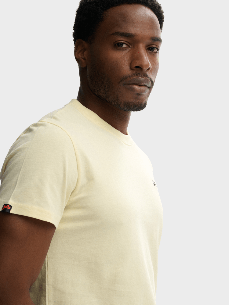 Organic Cotton Essential Logo Tshirt - Herre - Pastel Yellow/Navy - Gumpel & Co