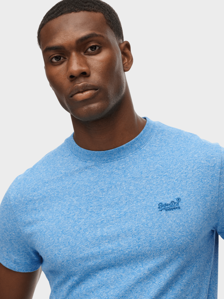 Organic Cotton Essential Logo Tshirt - Herre - Fresh Blue Grit - Gumpel & Co