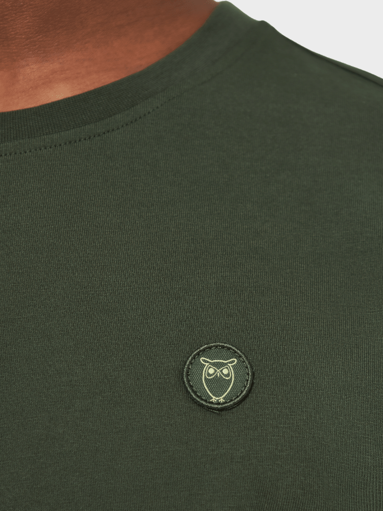 Badge T shirt - Herre - Forrest Night - Gumpel & Co