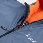 Advance Long Sleeve Surf Poncho - Voksne - Charc Grey/Orange - Gumpel & Co