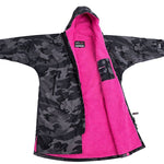 Advance Long Sleeve Surf Poncho | Voksne | Black Camo/Pink - Gumpel & Co
