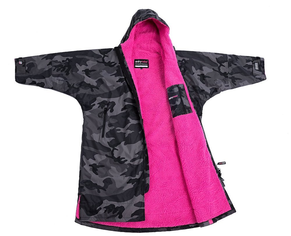 Advance Long Sleeve Surf Poncho | Voksne | Black Camo/Pink - Gumpel & Co