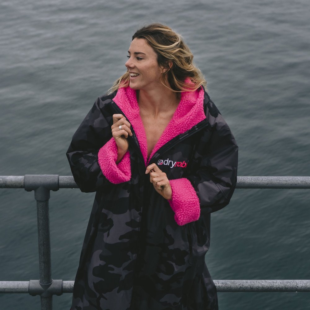 Advance Long Sleeve Surf Poncho | Voksne | Black Camo/Pink - Gumpel & Co