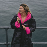 Advance Long Sleeve Surf Poncho | Voksne | Black Camo/Pink - Gumpel & Co