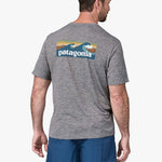 Capilene Cool Daily Graphic UV Tshirt - Herre - Boardlogo Grey - Gumpel & Co