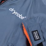 Advance Long Sleeve Surf Poncho - Voksne - Charc Grey/Orange - Gumpel & Co