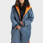 Advance Long Sleeve Surf Poncho - Voksne - Charc Grey/Orange - Gumpel & Co