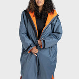 Advance Long Sleeve Surf Poncho - Voksne - Charc Grey/Orange - Gumpel & Co