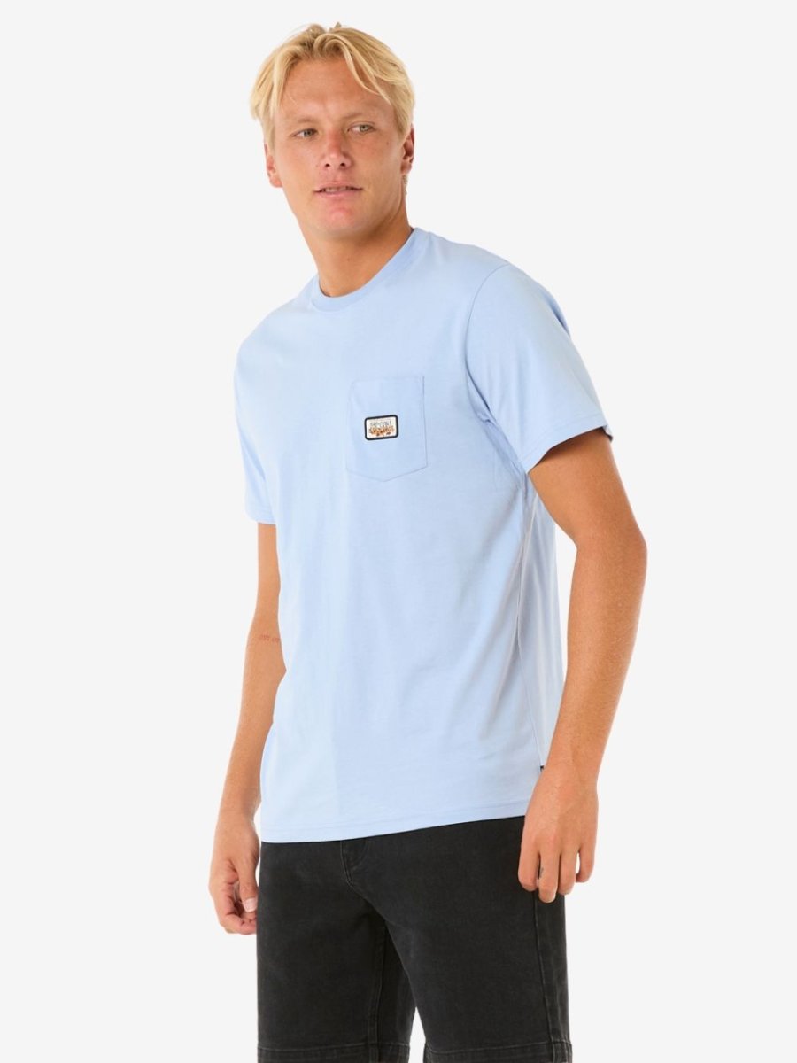 Surf Paradise Badge Tee Update - Herre - Ice Blue - Gumpel & Co