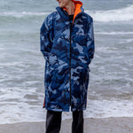 Advance Long Sleeve Surf Poncho - Voksne - Blue Camo/Orange - Gumpel & Co