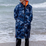 Advance Long Sleeve Surf Poncho - Voksne - Blue Camo/Orange - Gumpel & Co