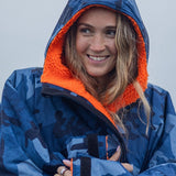 Advance Long Sleeve Surf Poncho - Voksne - Blue Camo/Orange - Gumpel & Co