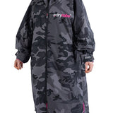 Advance Long Sleeve Surf Poncho | Voksne | Black Camo/Pink - Gumpel & Co