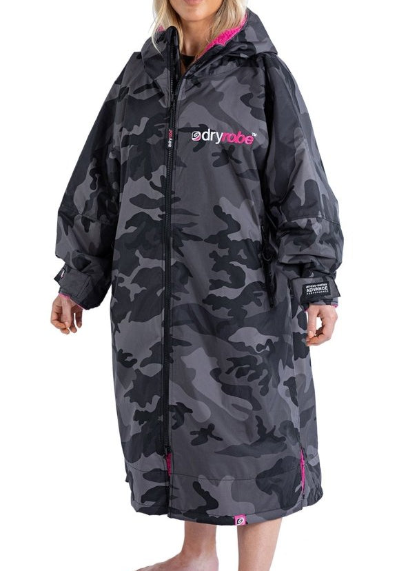 Advance Long Sleeve Surf Poncho | Voksne | Black Camo/Pink - Gumpel & Co