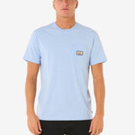 Surf Paradise Badge Tee Update - Herre - Ice Blue - Gumpel & Co