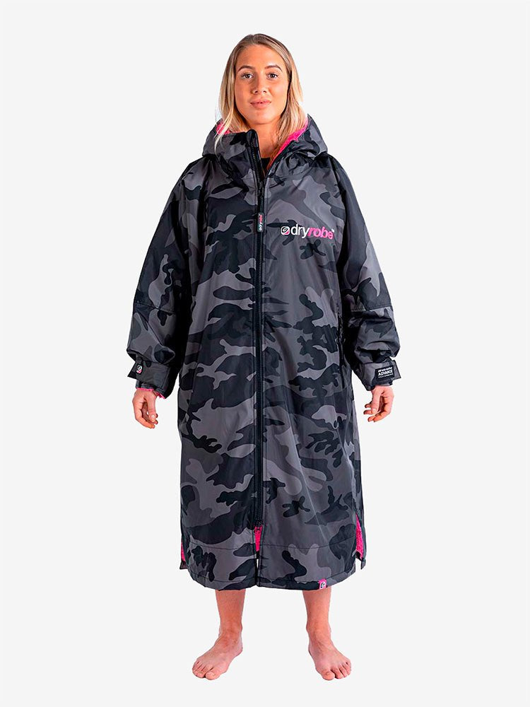 Advance Long Sleeve Surf Poncho | Voksne | Black Camo/Pink - Gumpel & Co