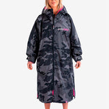 Advance Long Sleeve Surf Poncho | Voksne | Black Camo/Pink - Gumpel & Co