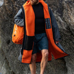 Advance Long Sleeve Surf Poncho - Voksne - Charc Grey/Orange - Gumpel & Co