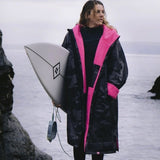 Advance Long Sleeve Surf Poncho | Voksne | Black Camo/Pink - Gumpel & Co