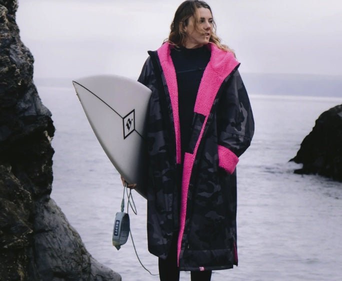Advance Long Sleeve Surf Poncho | Voksne | Black Camo/Pink - Gumpel & Co