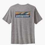 Capilene Cool Daily Graphic UV Tshirt - Herre - Boardlogo Grey - Gumpel & Co