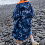 Advance Long Sleeve Surf Poncho - Voksne - Blue Camo/Orange - Gumpel & Co