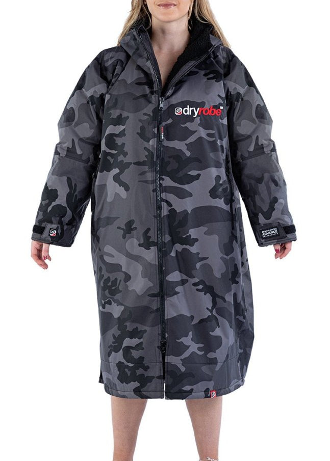 Advance Long Sleeve Surf Poncho - Voksne - Black Camo/Black - Gumpel & Co