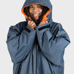 Advance Long Sleeve Surf Poncho - Voksne - Charc Grey/Orange - Gumpel & Co