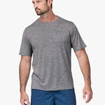 Capilene Cool Daily Graphic UV Tshirt - Herre - Boardlogo Grey - Gumpel & Co