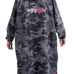Advance Long Sleeve Surf Poncho | Voksne | Black Camo/Pink - Gumpel & Co