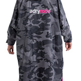 Advance Long Sleeve Surf Poncho | Voksne | Black Camo/Pink - Gumpel & Co
