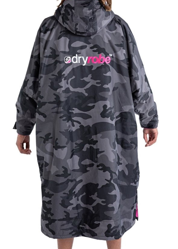 Advance Long Sleeve Surf Poncho | Voksne | Black Camo/Pink - Gumpel & Co